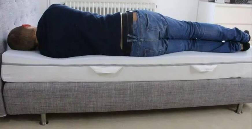 Zware proefslaper in zijligging op het Emma One matras